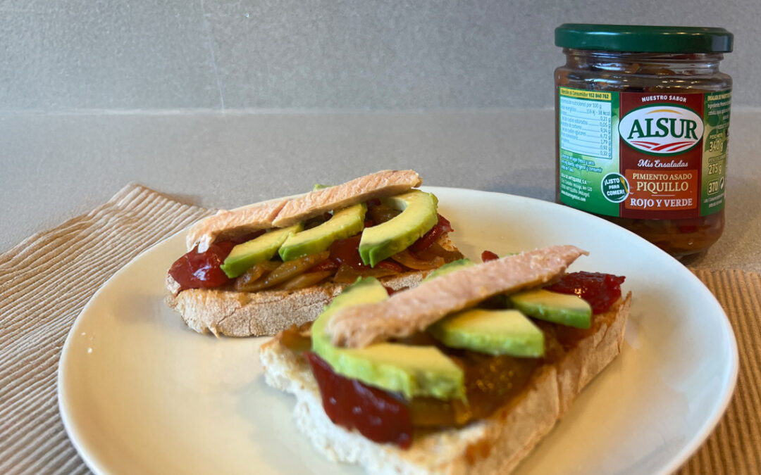Tostas de ensalada de pimientos con aguacate y ventresca