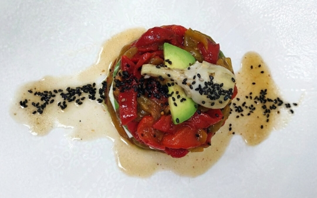 Ensalada de pimientos del piquillo ALSUR con aguacate, queso fresco de cabra y vinagreta casera