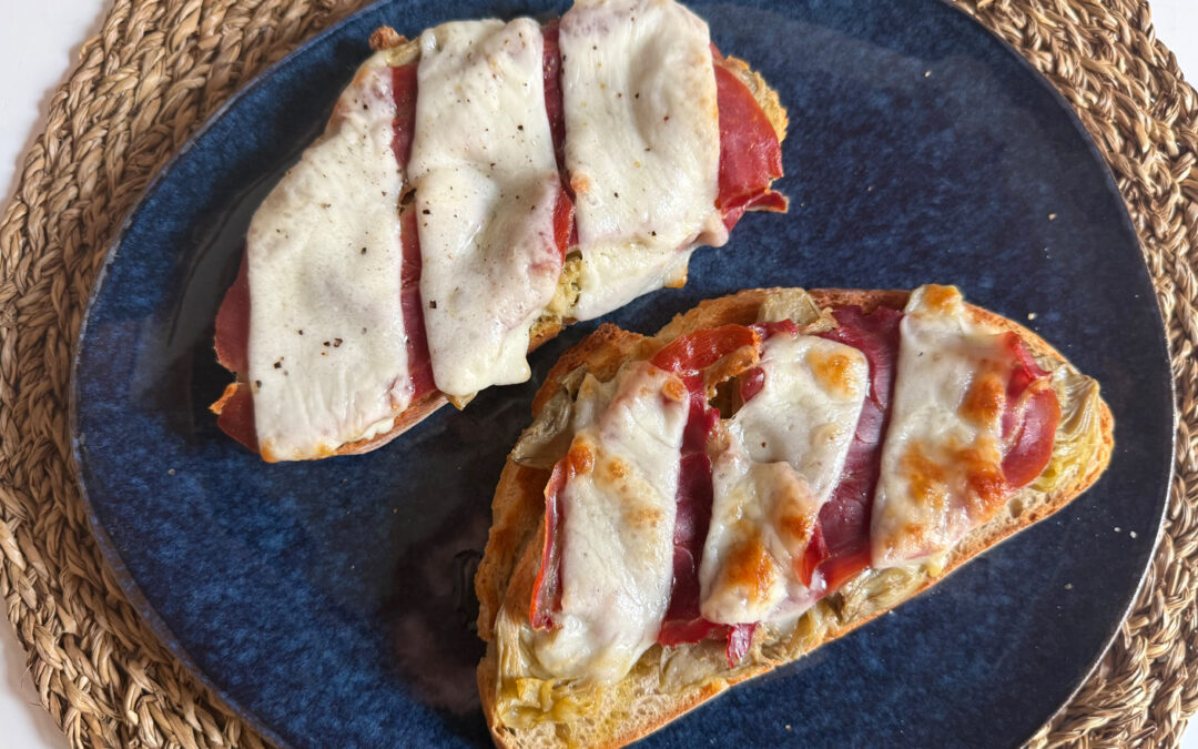 Montadito de Alcachofas ALSUR con jamón serrano y queso