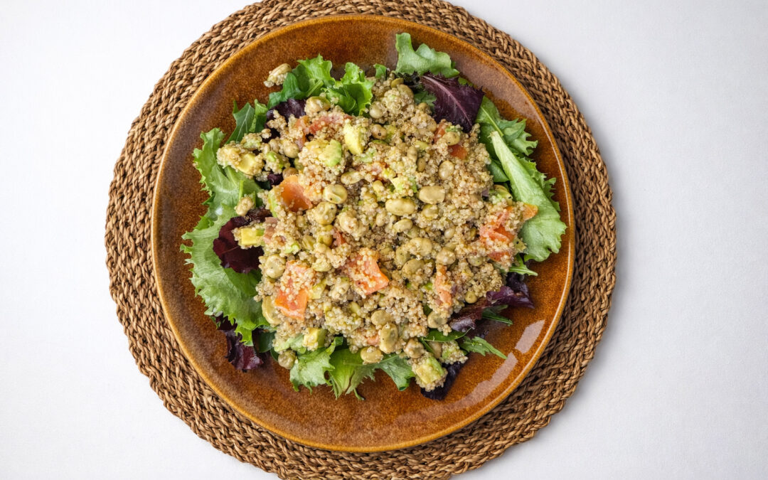 Ensalada de habitas ALSUR con quinoa y salmón