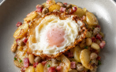 Huevos rotos con habitas fritas y patatas Alsur