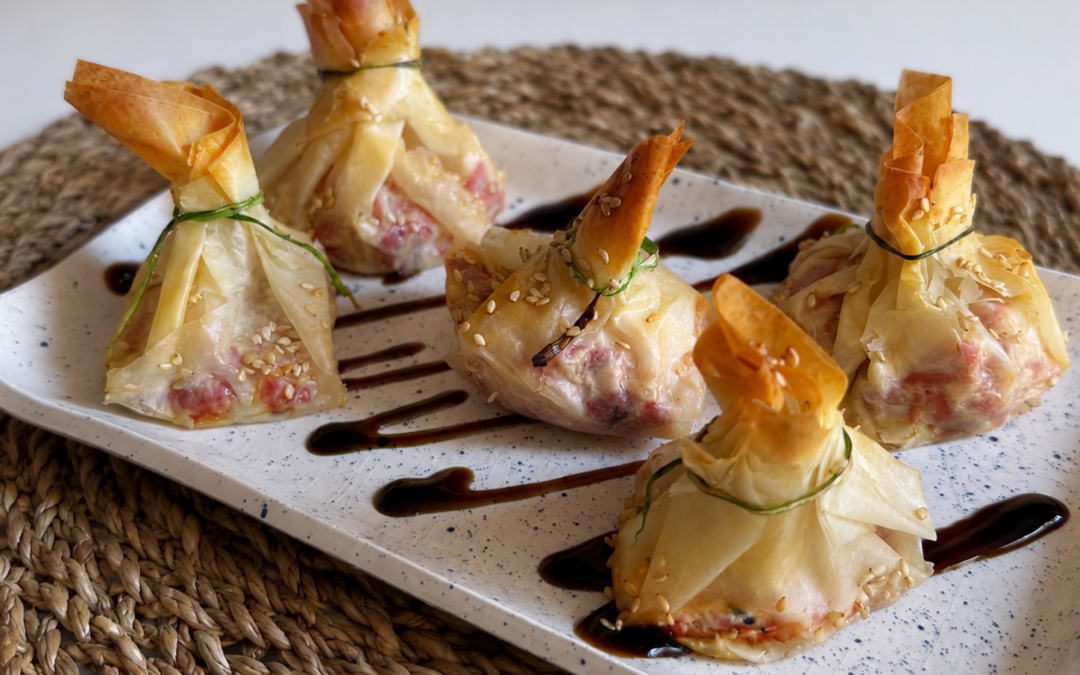 Saquitos crujientes de pimiento rojo con cebolla y queso crema